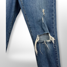 Load image into Gallery viewer, Levi “Wedgie” Distressed Jeans size 25