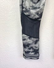 Load image into Gallery viewer, Reebok Capri Leggings size S