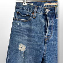 Load image into Gallery viewer, Levi “Wedgie” Distressed Jeans size 25