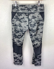 Load image into Gallery viewer, Reebok Capri Leggings size S