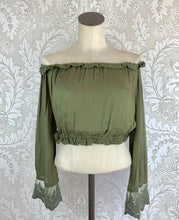 Load image into Gallery viewer, Tobi Off-shoulder Cropped Top size XS