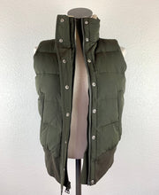 Load image into Gallery viewer, Banana Republic Feather Down Vest size XS