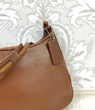 Load image into Gallery viewer, Coach Shoulder Bag size S
