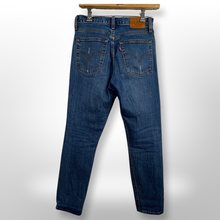 Load image into Gallery viewer, Levi “Wedgie” Distressed Jeans size 25