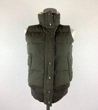 Load image into Gallery viewer, Banana Republic Feather Down Vest size XS