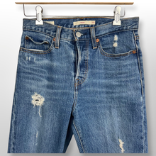 Load image into Gallery viewer, Levi “Wedgie” Distressed Jeans size 25