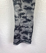 Load image into Gallery viewer, Reebok Capri Leggings size S