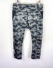 Load image into Gallery viewer, Reebok Capri Leggings size S
