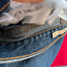 Load image into Gallery viewer, Levi “Wedgie” Distressed Jeans size 25