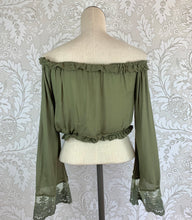 Load image into Gallery viewer, Tobi Off-shoulder Cropped Top size XS