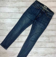 Load image into Gallery viewer, Banana Republic Dark Denim Cropped Jeans size 25
