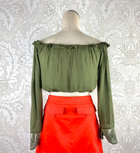 Load image into Gallery viewer, Tobi Off-shoulder Cropped Top size XS
