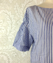 Load image into Gallery viewer, Gap S/S Striped Top size S

