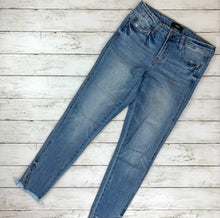 Load image into Gallery viewer, Vervet by Flying Monkey Ankle Skinny Jeans size 26
