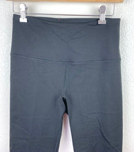 Load image into Gallery viewer, Victoria Secret Sport Capri Leggings size S/P

